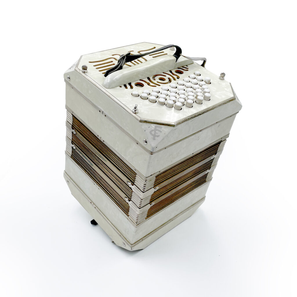 Illustration : Bandonéon Fratelli Crosio blanc marbre