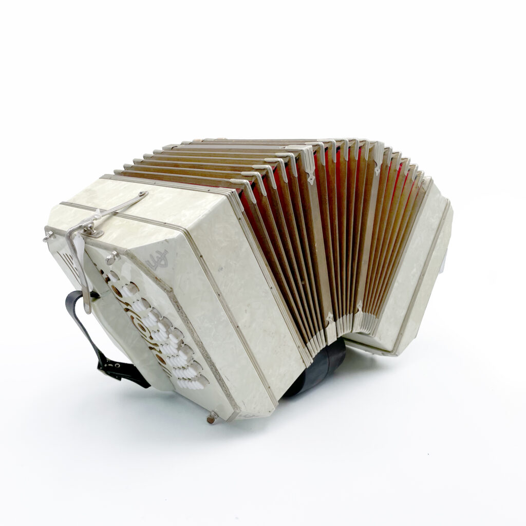 Illustration : Bandonéon Fratelli Crosio blanc marbre