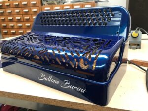 Illustration : https://www.monsieuraccordeon.com/wp-content/uploads/sites/20/2022/05/Monsieur-accordeon-accordeons-signature-Galerie-01-300x225.jpg