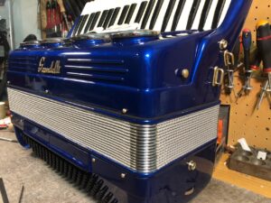 Illustration : https://www.monsieuraccordeon.com/wp-content/uploads/sites/20/2022/05/Monsieur-accordeon-accordeons-signature-Galerie-012-300x225.jpg