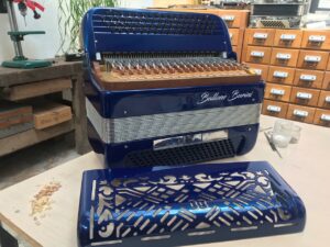 Illustration : https://www.monsieuraccordeon.com/wp-content/uploads/sites/20/2022/05/Monsieur-accordeon-accordeons-signature-Galerie-04-300x225.jpg