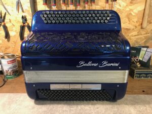 Illustration : https://www.monsieuraccordeon.com/wp-content/uploads/sites/20/2022/05/Monsieur-accordeon-accordeons-signature-Galerie-05-300x225.jpg