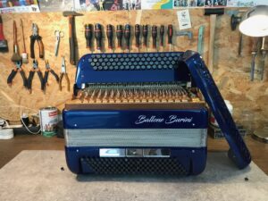 Illustration : https://www.monsieuraccordeon.com/wp-content/uploads/sites/20/2022/05/Monsieur-accordeon-accordeons-signature-Galerie-07-300x225.jpg