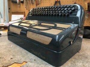 Illustration : https://www.monsieuraccordeon.com/wp-content/uploads/sites/20/2022/05/Monsieur-accordeon-accordeons-signature-Galerie-08-300x225.jpg