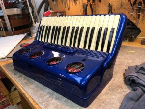 Illustration : https://www.monsieuraccordeon.com/wp-content/uploads/sites/20/2022/05/Monsieur-accordeon-accordeons-signature-Galerie-11-300x225.jpg