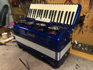 Illustration : https://www.monsieuraccordeon.com/wp-content/uploads/sites/20/2022/05/Monsieur-accordeon-accordeons-signature-Galerie-13-300x225.jpg