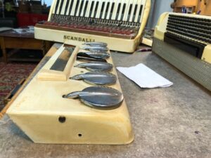 Illustration : https://www.monsieuraccordeon.com/wp-content/uploads/sites/20/2022/05/Monsieur-accordeon-accordeons-signature-Galerie-14-300x225.jpg