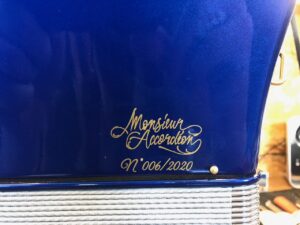 Illustration : https://www.monsieuraccordeon.com/wp-content/uploads/sites/20/2022/05/Monsieur-accordeon-accordeons-signature-Galerie-18-300x225.jpg