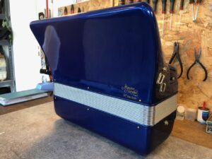 Illustration : https://www.monsieuraccordeon.com/wp-content/uploads/sites/20/2022/05/Monsieur-accordeon-accordeons-signature-Galerie-21-300x225.jpg