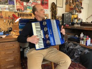 Illustration : https://www.monsieuraccordeon.com/wp-content/uploads/sites/20/2022/05/Monsieur-accordeon-accordeons-signature-Galerie-22-300x225.jpg