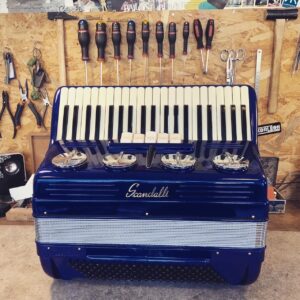 Illustration : https://www.monsieuraccordeon.com/wp-content/uploads/sites/20/2022/05/Monsieur-accordeon-accordeons-signature-Galerie-23-300x300.jpg