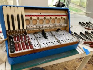 Illustration : https://www.monsieuraccordeon.com/wp-content/uploads/sites/20/2022/05/Monsieur-accordeon-accordeons-signature-Galerie-25-300x225.jpg