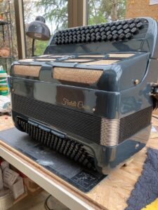 Illustration : https://www.monsieuraccordeon.com/wp-content/uploads/sites/20/2022/05/Monsieur-accordeon-accordeons-signature-Galerie-26-225x300.jpg