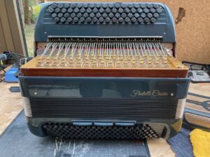 Illustration : https://www.monsieuraccordeon.com/wp-content/uploads/sites/20/2022/05/Monsieur-accordeon-accordeons-signature-Galerie-27-300x225.jpg