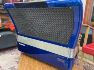 Illustration : https://www.monsieuraccordeon.com/wp-content/uploads/sites/20/2022/05/Monsieur-accordeon-accordeons-signature-Galerie-29-300x225.jpg