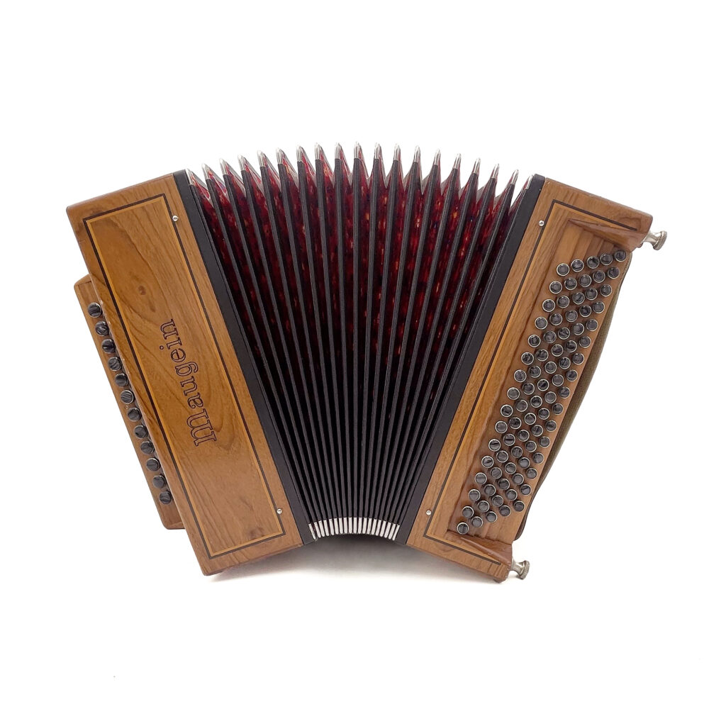 Illustration : Accordéon chromatique Maugein Festibal Trio bois massif